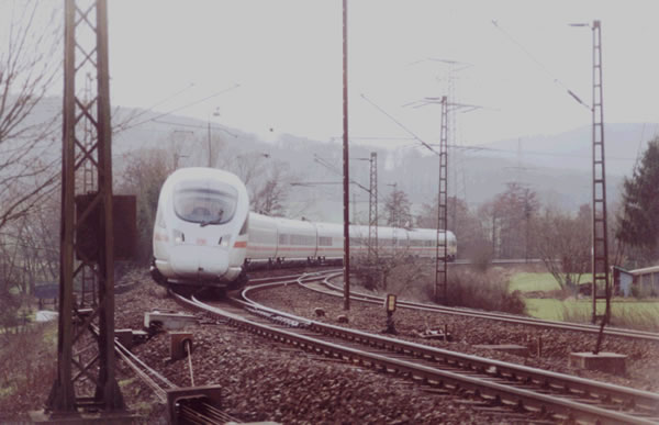 Abb. 21a: ICE 1752 Weimar - Dortmund durchfährt Hümme (offenbar nicht bogenschnell). Die 1998 erneuerte Bogenweichenverbindung liegt in 110mm Überhöhung. Hümme im Februar 2004