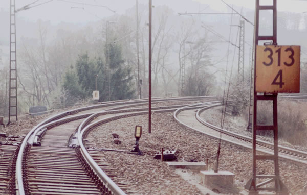 Abb. 21b: Die erneuerte Weichenverbindung etwas näher betrachtet. Das linke Gleis liegt wegen der Bogenweichenverbindung um 54cm höher als das rechte Gleis. Hümme im Februar 2004.