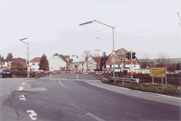 Abb. 21i: Der Bahnübergang im Februar 2004.